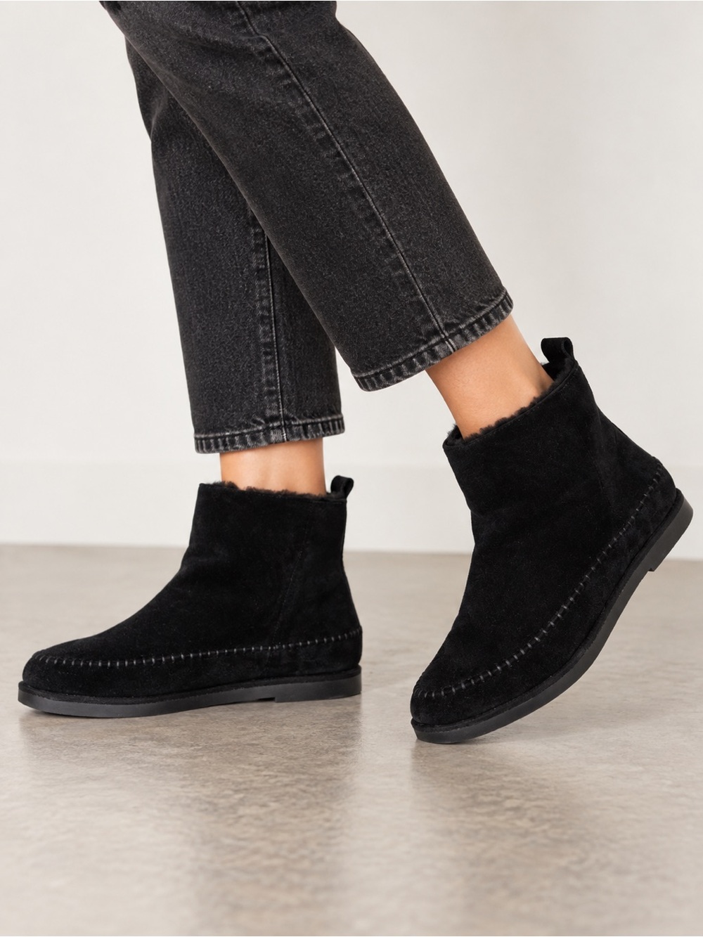 NEW Steve Madden Moccasin Boots Tommy Bootie Black Suede Shearling Lined 5 $110